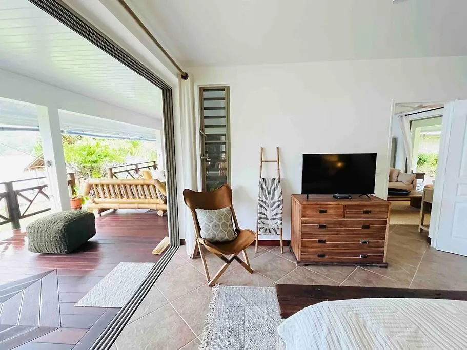 Blue Coral House, Luxury Waterfront Villa Maroe