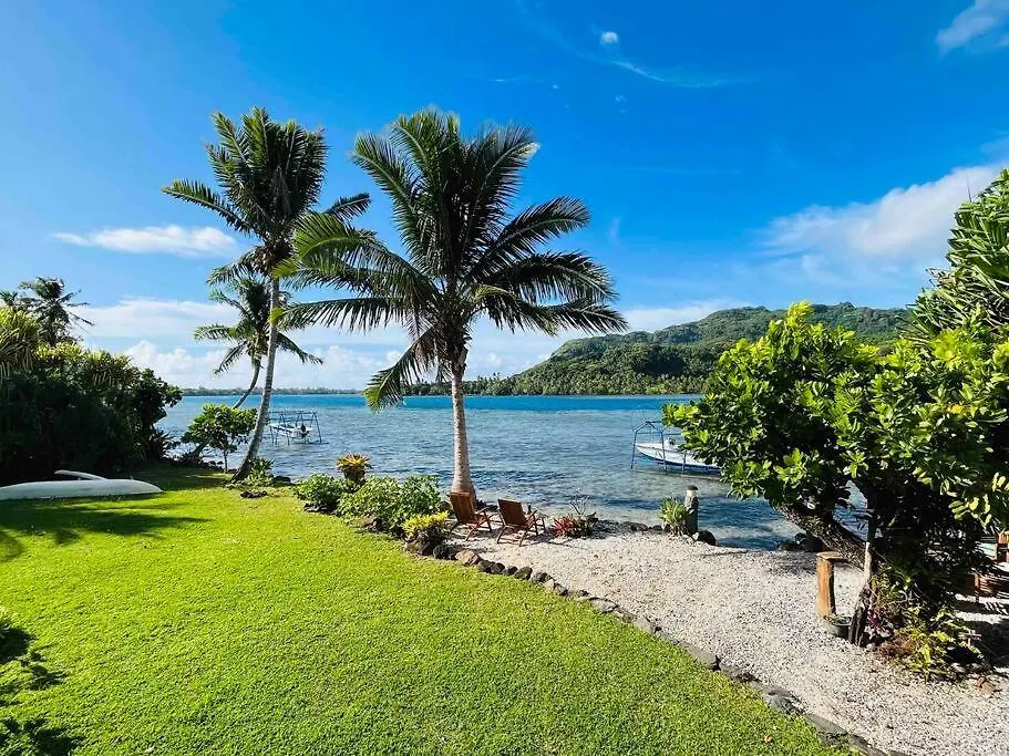 Blue Coral House, Luxury Waterfront Villa Maroe