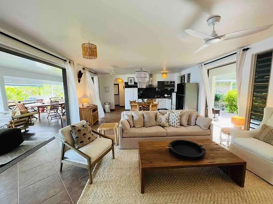 Blue Coral House, Luxury Waterfront Villa Maroe