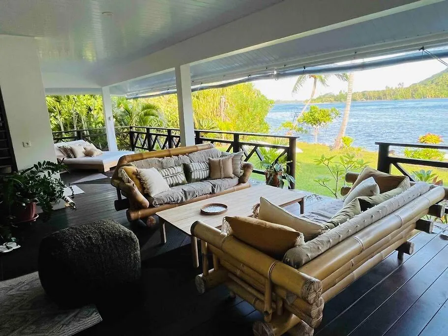 Blue Coral House, Luxury Waterfront Villa Maroe