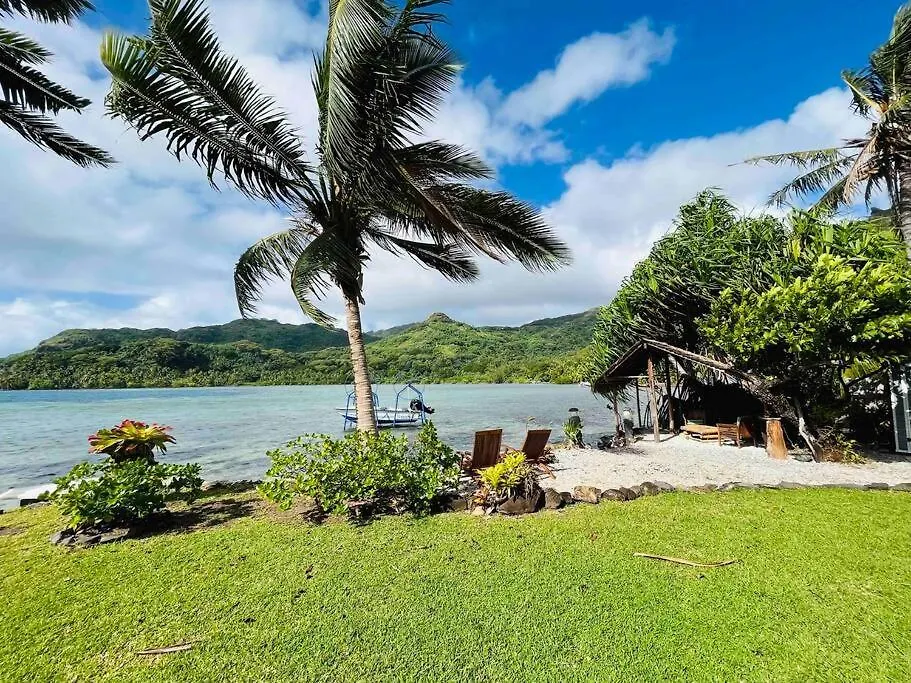 Blue Coral House, Luxury Waterfront Villa Maroe French Polynesia