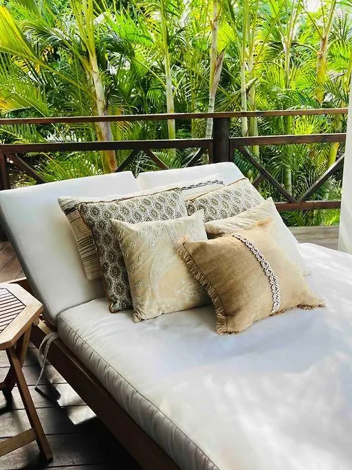 Blue Coral House, Luxury Waterfront Villa Maroe French Polynesia
