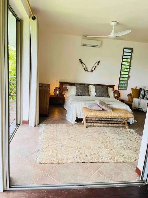 Blue Coral House, Luxury Waterfront Villa Maroe