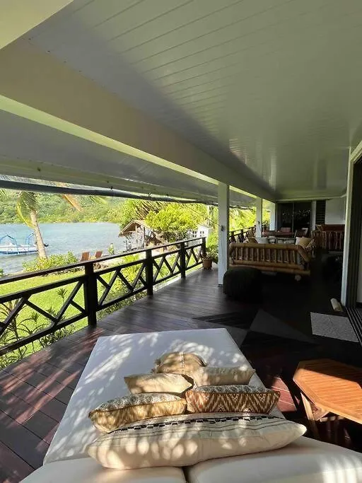 Blue Coral House, Luxury Waterfront Villa Maroe