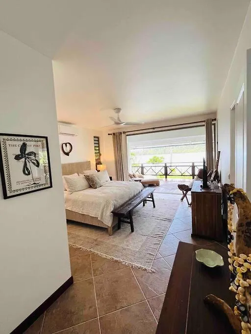 Blue Coral House, Luxury Waterfront Villa Maroe