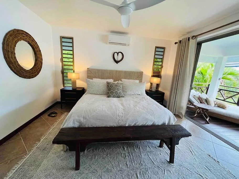 Blue Coral House, Luxury Waterfront Villa Maroe French Polynesia