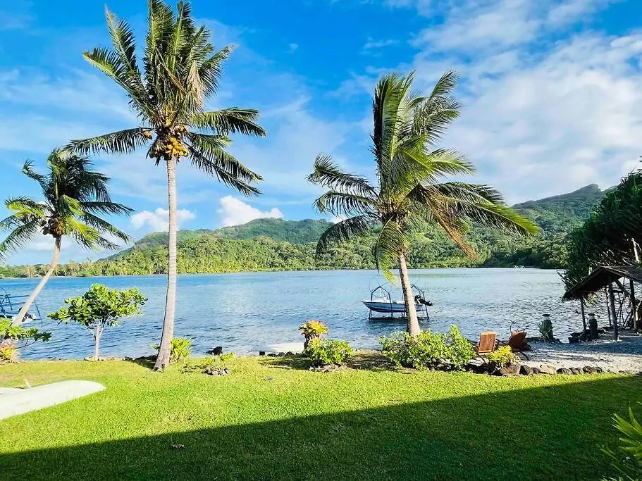 Blue Coral House, Luxury Waterfront Villa Maroe