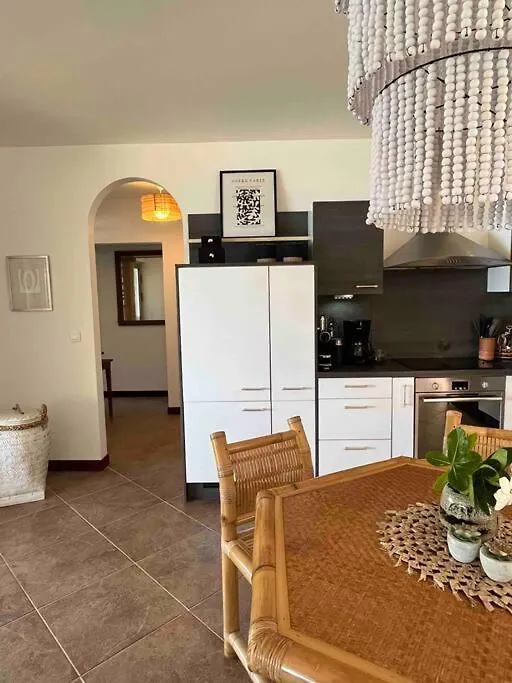 Blue Coral House, Luxury Waterfront Villa Maroe