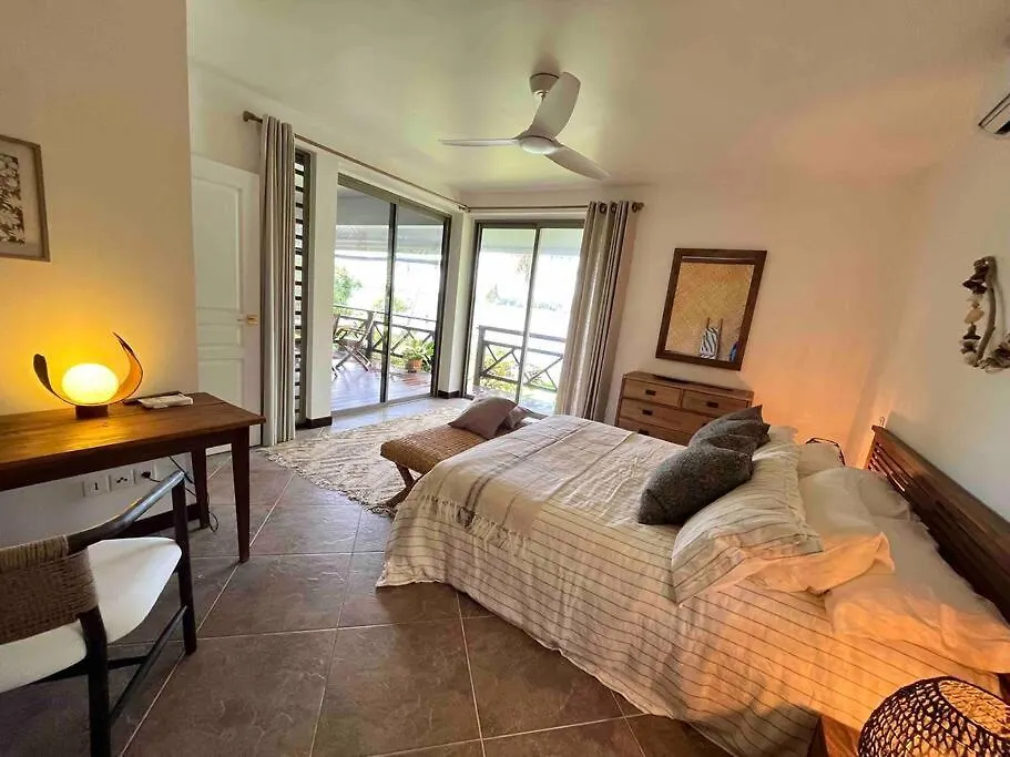 Blue Coral House, Luxury Waterfront Villa Maroe French Polynesia