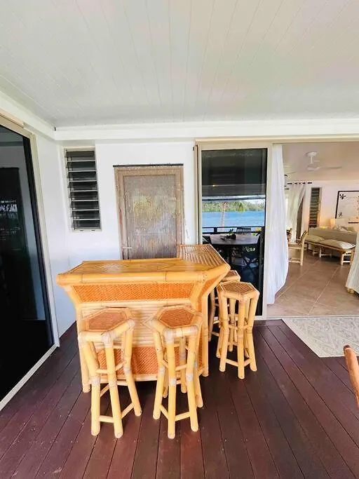 Blue Coral House, Luxury Waterfront Villa Maroe