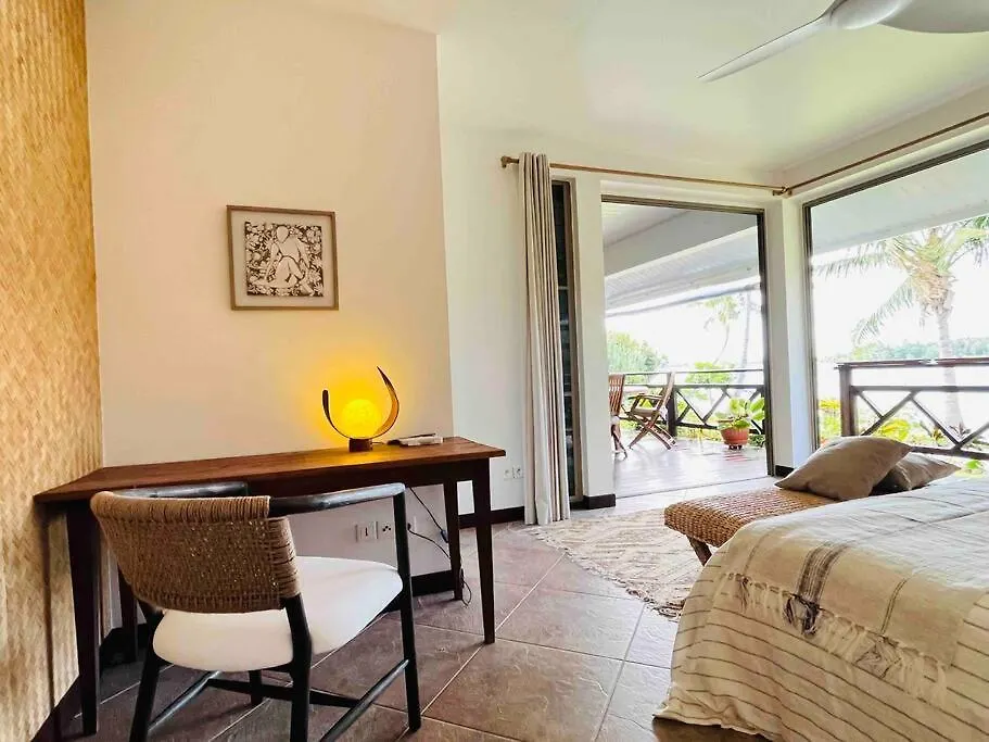 Blue Coral House, Luxury Waterfront Villa Maroe French Polynesia