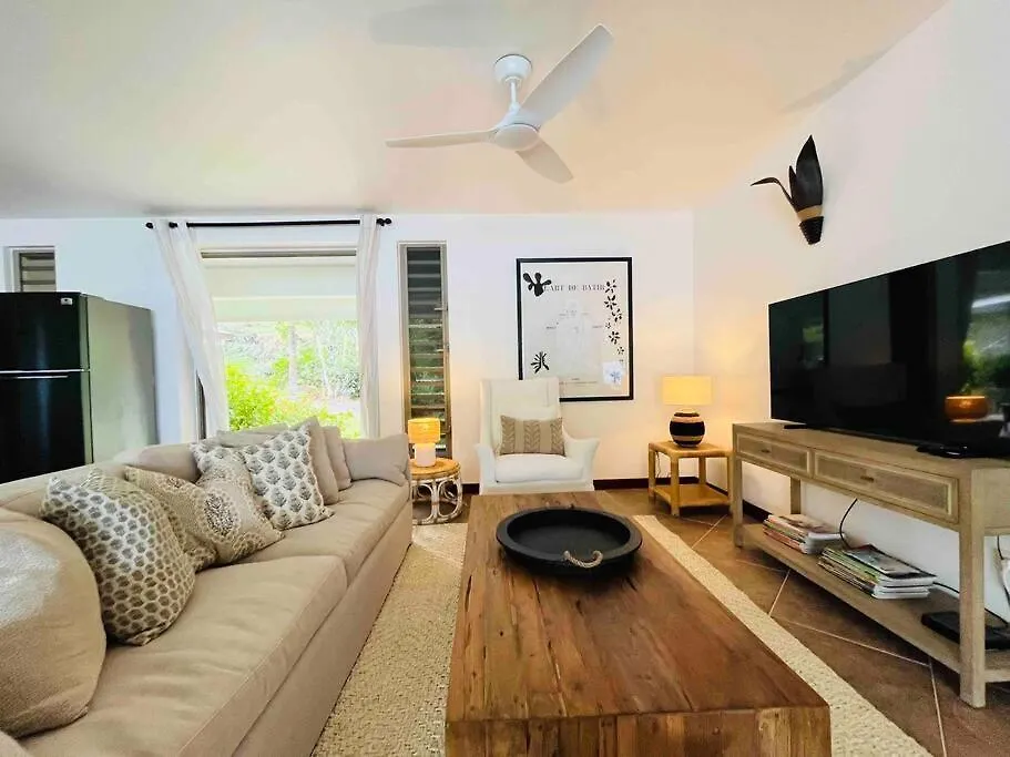 Blue Coral House, Luxury Waterfront Villa Maroe