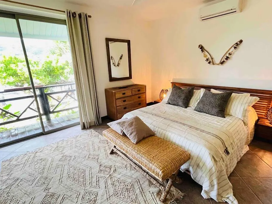 Blue Coral House, Luxury Waterfront Villa Maroe